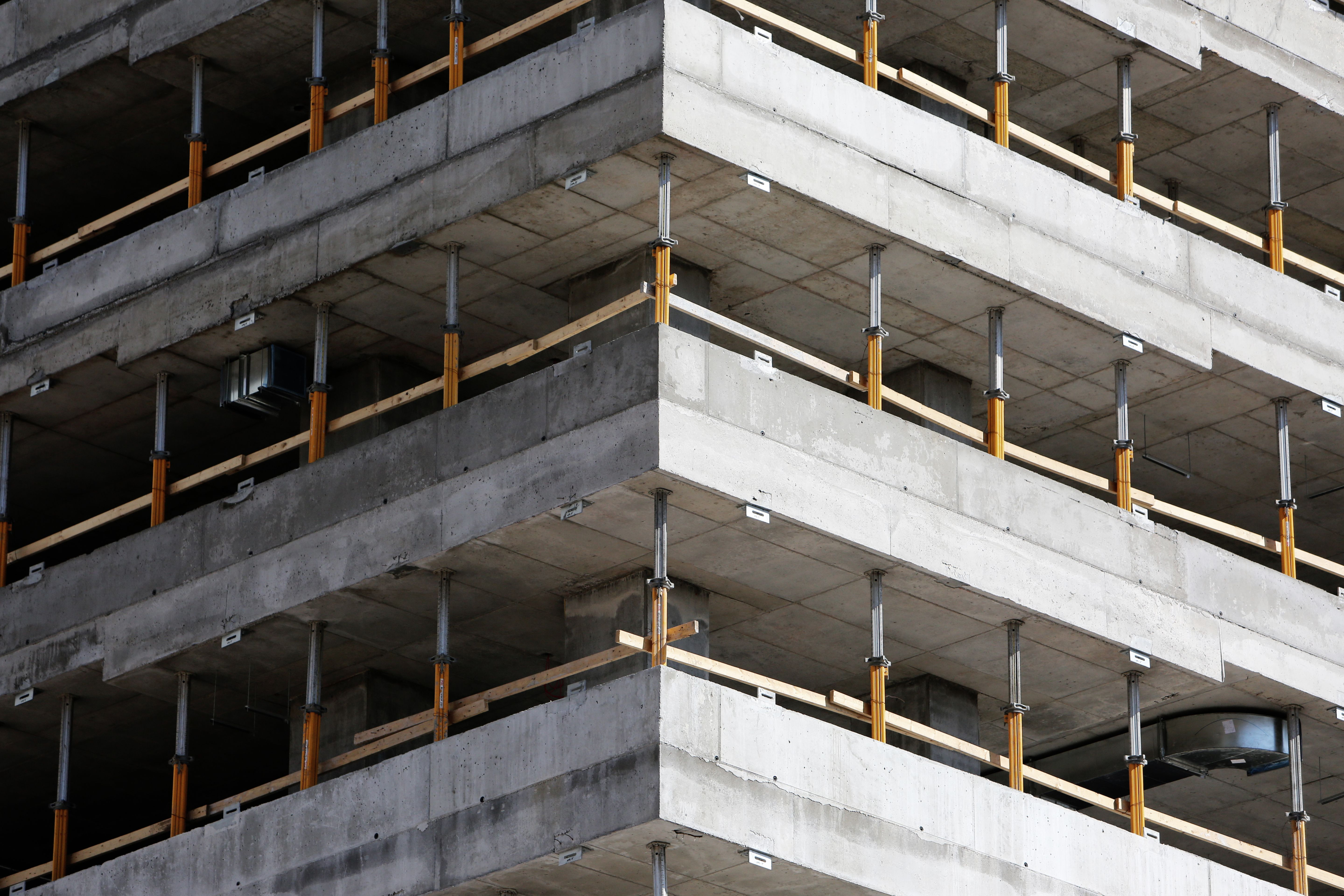 Nærbillede af uafsluttet betonkonstruktion på en byggeplads