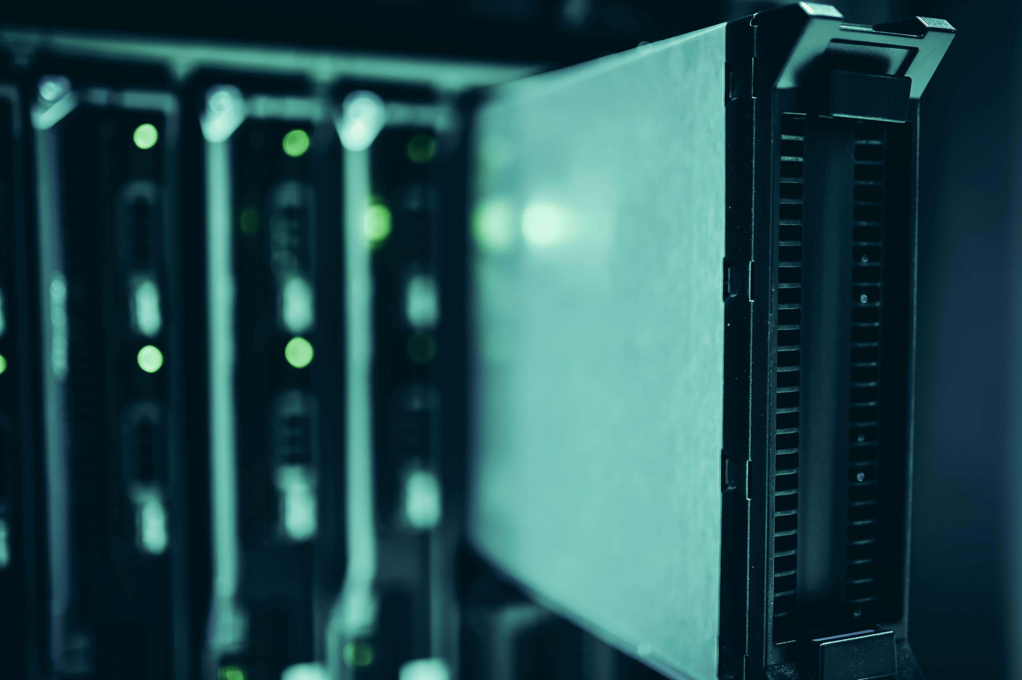 Nærbillede af teknisk serverudstyr i et datacenter